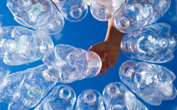 手拿塑料瓶回收图片下载