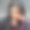 一个年轻女子坐在室外的楼梯间里。面部表情。图片下载
