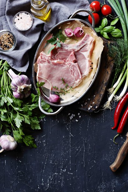 肉和蔬菜。生猪排配时令蔬菜和香草随时可煮。图片下载