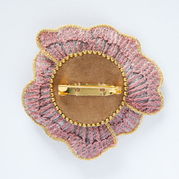 手工胸针的后视图图片下载