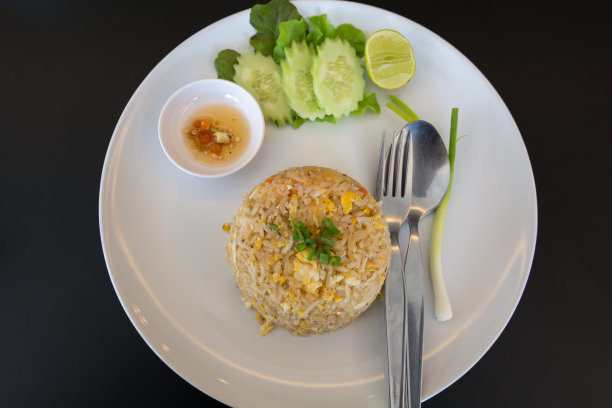 白盘炒饭，背景暗色图片下载