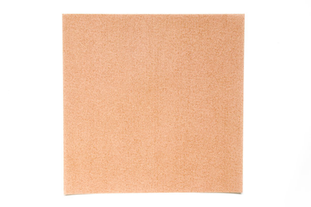 浅棕色纸在白色背景上用作装饰或设计元素图片下载