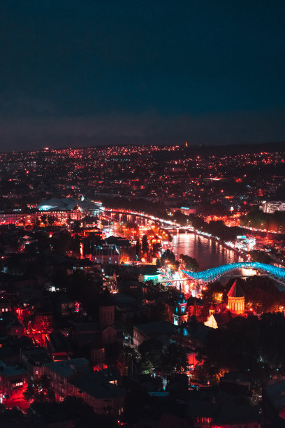 夜晚的大城市，第比利斯图片下载