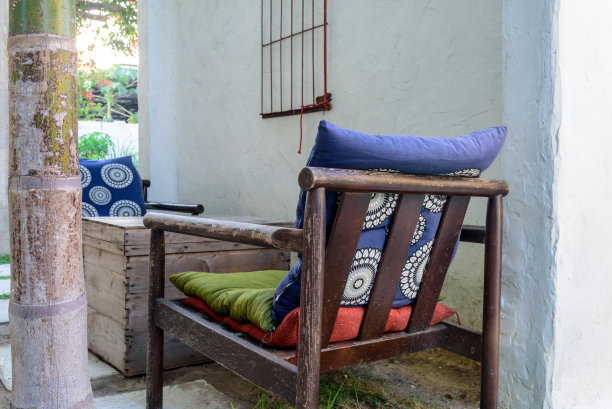 户外生活区的乡村木制扶手椅图片下载