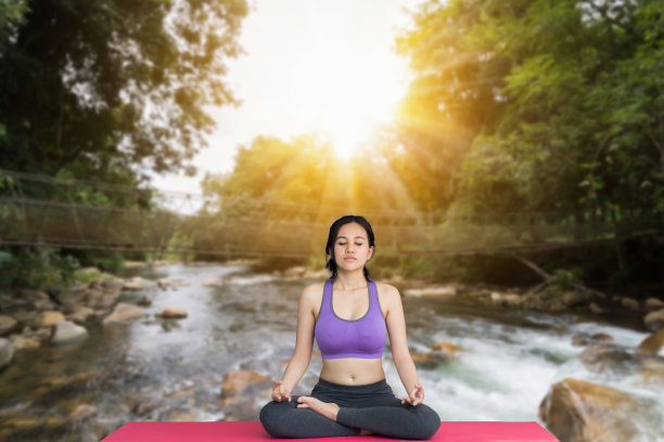 年轻迷人的微笑女子练习瑜伽图片下载