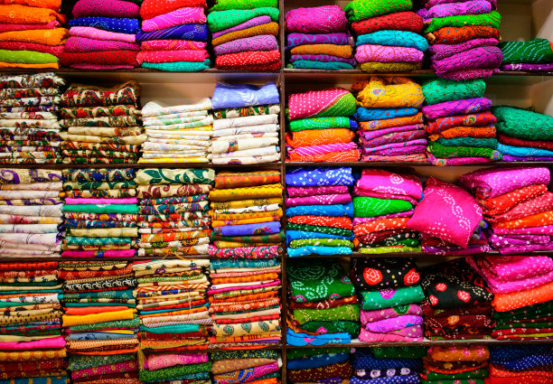 市场上的多色围巾图片下载