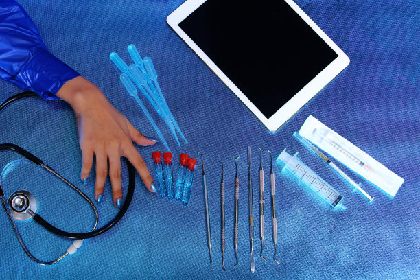 俯视图设置模拟的医疗工具设备与数字平板通信图片下载