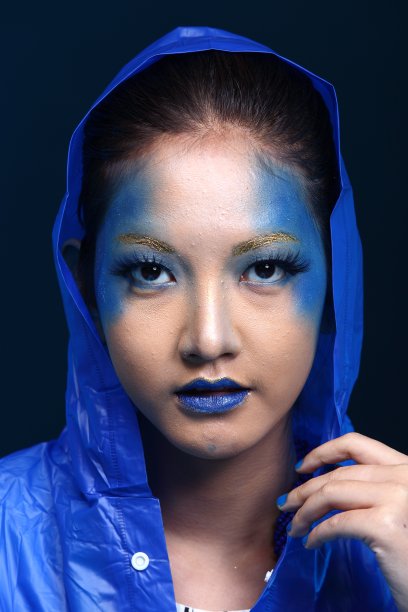 蓝色调时尚科学家在暗室实验室与工具实验室卫生，滴管图片下载