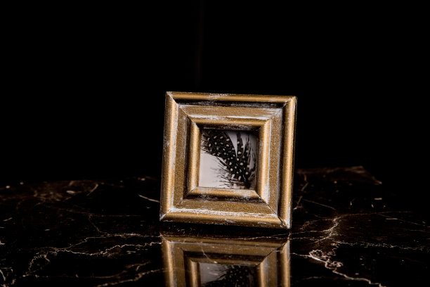 黑色背景上的小画框图片下载