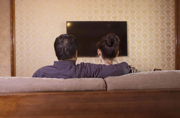 一对夫妇在客厅看电视图片下载