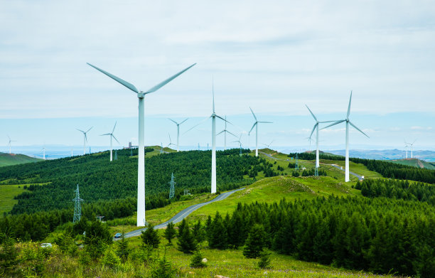 山区的风力涡轮机素材图片