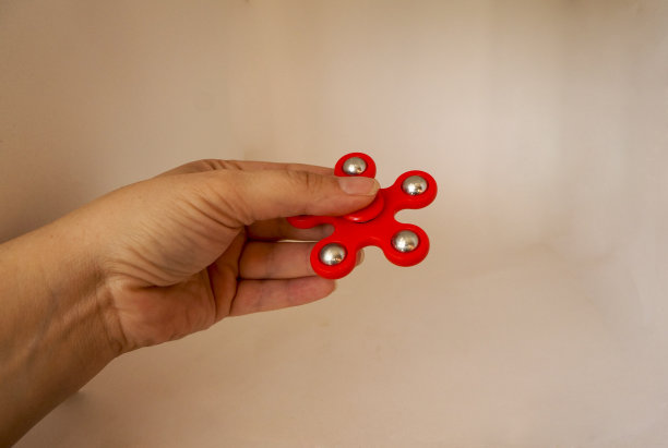 右边的红色转盘是一朵花，手里拿着6片花瓣图片下载