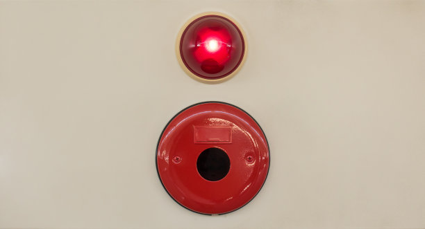 工业消防报警系统在灰色的墙上图片下载