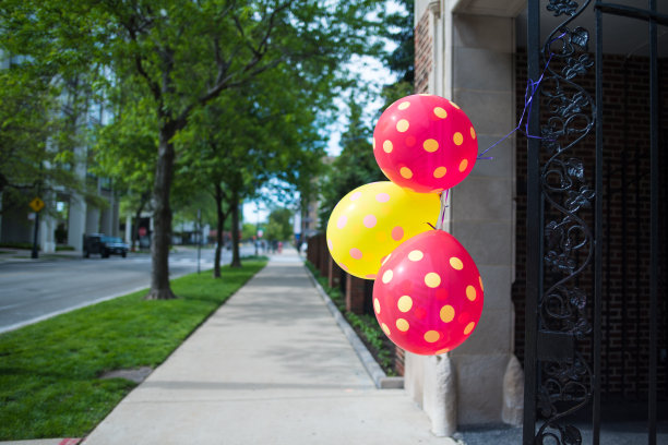 城市街道上的派对气球图片下载