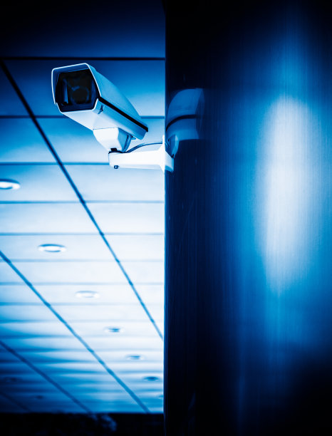 悬挂在柱子上的闭路电视监控摄像头的细节镜头图片下载