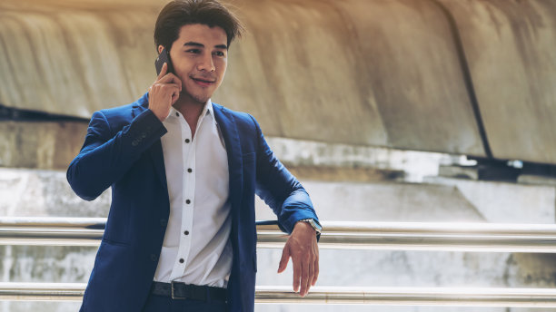 商务人士使用智能手机素材图片