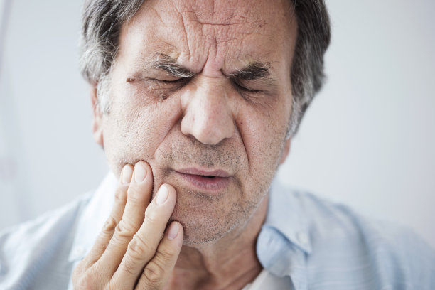 牙痛的老人图片下载