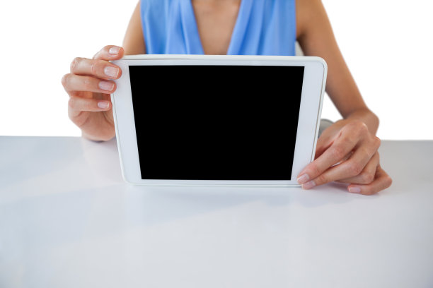 中间部分的女商人拿着数字桌子在桌子上图片下载