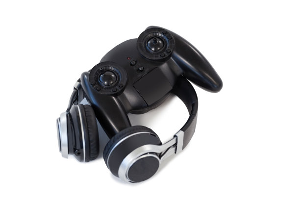 白色背景上的操纵杆和耳机图片下载