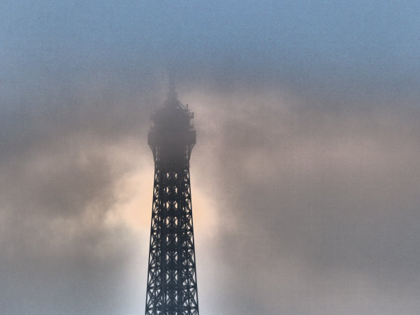 有雾的埃菲尔铁塔，巴黎图片下载