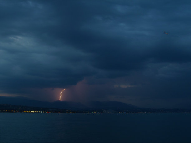 尼斯机场遭遇风暴图片下载