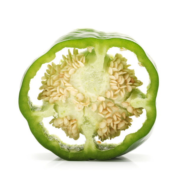 白色背景上的青椒切片图片下载