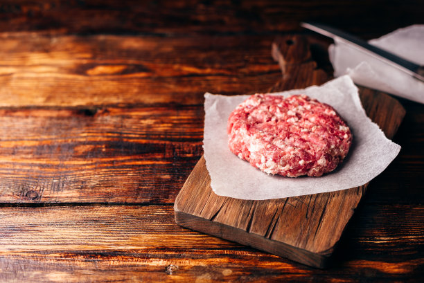 生牛肉帕蒂。图片下载