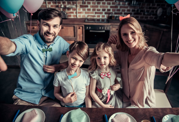 家庭庆祝生日图片下载