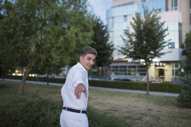 英俊的年轻商人图片下载