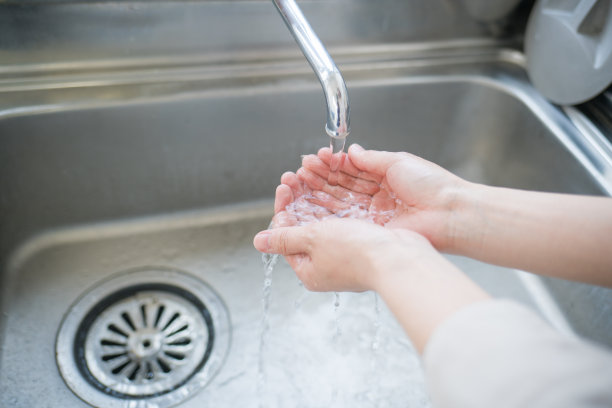 洗手的女人图片下载