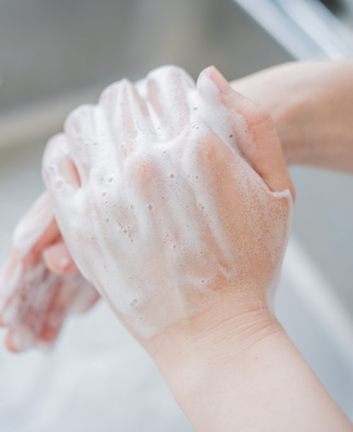 洗手的女人图片下载