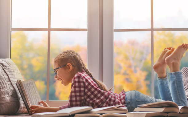 读书的女孩图片下载