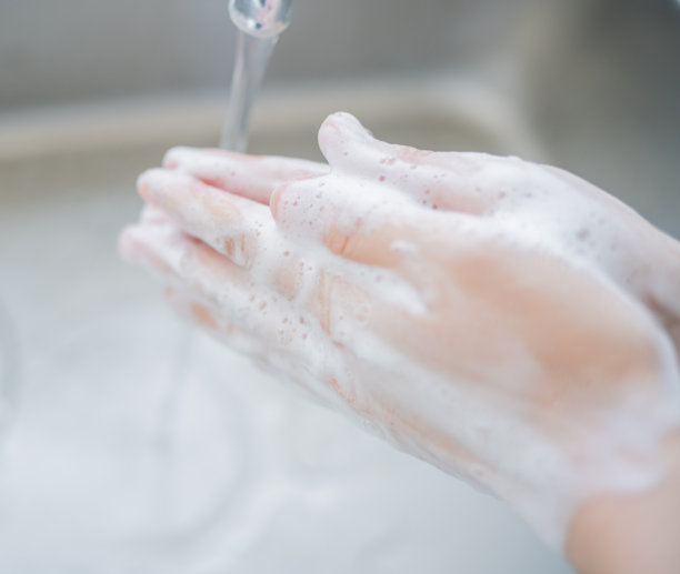 洗手的女人图片下载