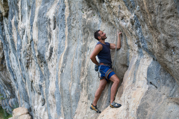 攀岩者在户外山间攀岩图片下载
