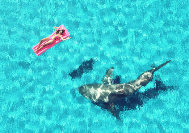 年轻女孩坐在沙滩床垫上图片下载