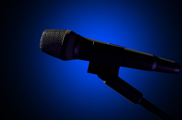 麦克风和站暗在黑暗的背景图片下载