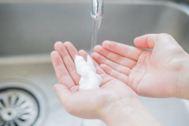 洗手的女人图片下载