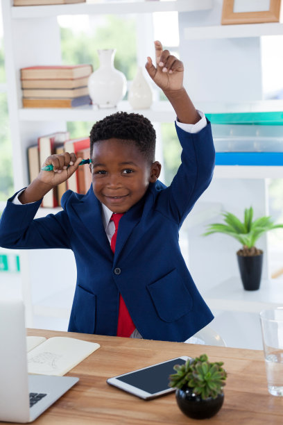 一个举起手臂的商人的肖像图片下载