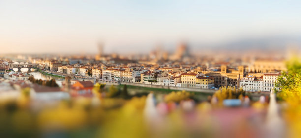 意大利佛罗伦萨全景。晴朗温暖的秋夜。微型倾斜移位镜头效果图片下载