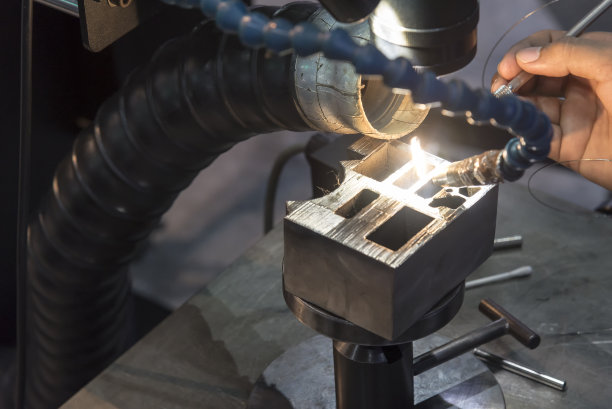 专业操作人员使用激光焊机。图片下载