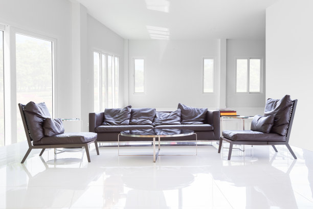 有桌子和沙发的白色房间图片下载