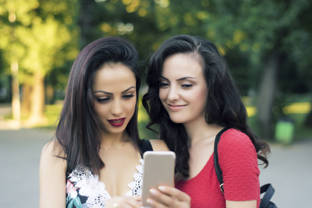 女孩看电话图片下载