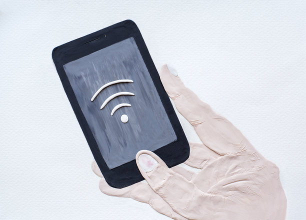 粘土插图:手持手机，屏幕上有无线信号图片下载