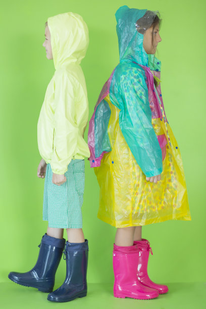 男孩和女孩背靠背站着图片下载