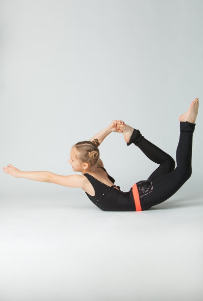 在白色背景上做瑜伽的漂亮女人图片下载