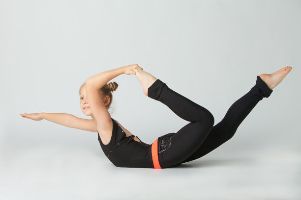 在白色背景上做瑜伽的漂亮女人图片下载