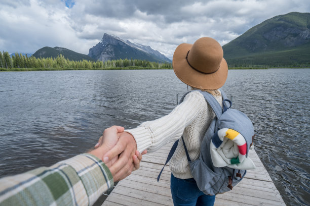 跟我去-湖上码头上的年轻女人领路人素材图片