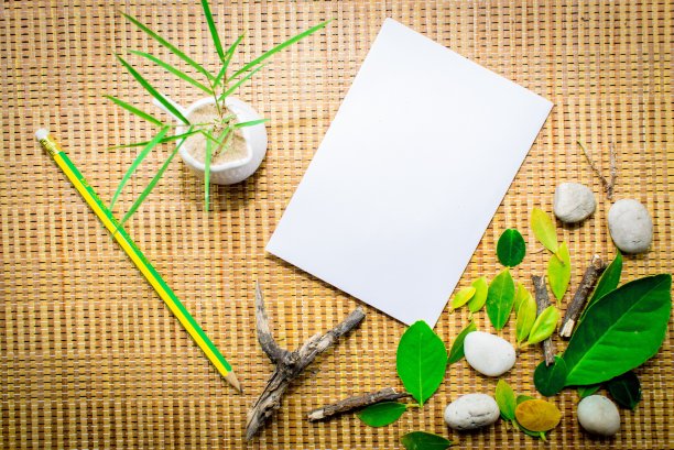 以木板为背景的铅笔记事本。使用壁纸或背景教育照片。请注意纸质书的产品。图片下载