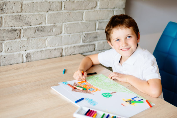 孩子画着男孩上学的图画。图片下载