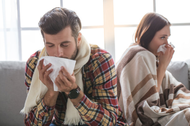 年轻的家庭夫妻一起在家休闲图片下载